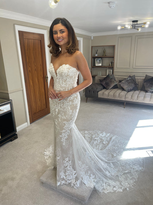 ELYSEE ATELIER MERCIER LACE WEDDING DRESS